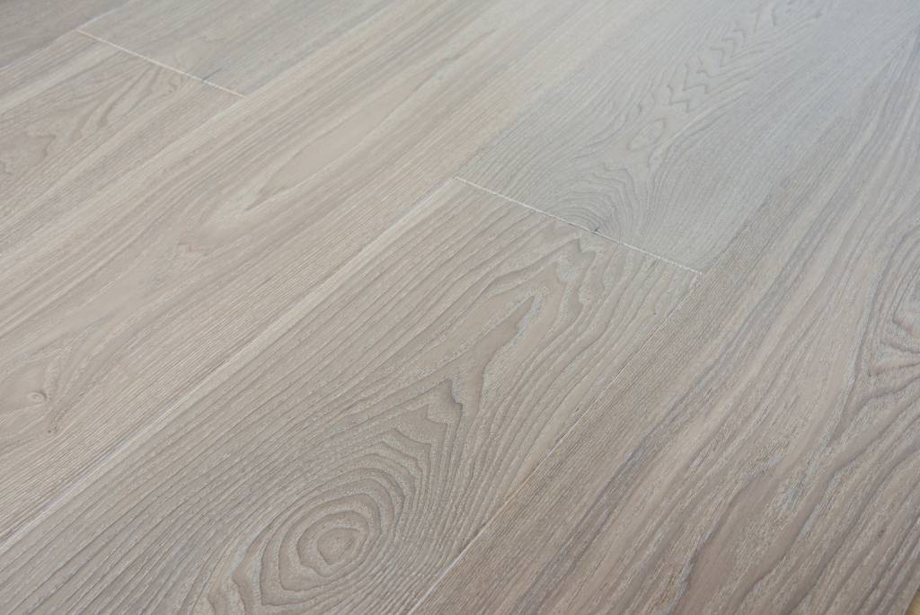 Паркетная доска Tenfor Ясень Grey Sand Рустик, браш, лак 909х148х14 мм (1,076 м2/упак)